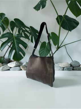 Levenger Pebbled Leather Messenger Bag Laptop Tablet Bomber Mocha Shoulder Strap